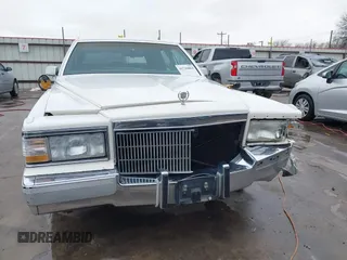 1991 Cadillac Brougham z VIN 1G6DW5470MR718950, wystawiony jako IAAI lot #41726864 z przebiegiem 207 324 mil mil oraz . Historia ofert i sprzedaży dostępna na DreamBid. Obrazek 12.