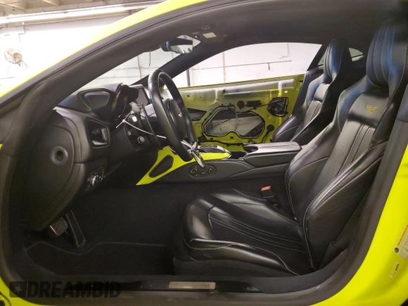 2020 Aston Martin Vantage z VIN SCFSMGAWXLGN03363, wystawiony jako Copart lot #81833084 z przebiegiem Nie podano mil oraz Szkoda całkowita • Salvage title. Historia ofert i sprzedaży dostępna na DreamBid. Obrazek 7.