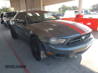 2012 Ford Mustang Premium z VIN 1ZVBP8AM7C5267581, wystawiony jako IAAI lot #42836206 z przebiegiem 182 499 mil mil oraz . Historia ofert i sprzedaży dostępna na DreamBid. Obrazek 1.