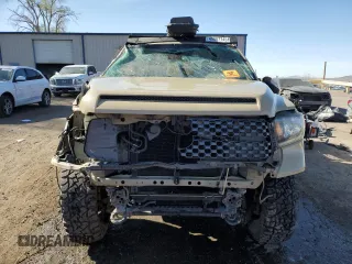 2018 Toyota Tundra SR5 z VIN 5TFDW5F11JX771458, wystawiony jako Copart lot #49687745 z przebiegiem 129 964 mil mil oraz Szkoda całkowita • Salvage title. Historia ofert i sprzedaży dostępna na DreamBid. Obrazek 5.