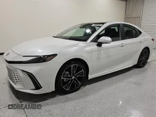 2025 Toyota Camry LE z VIN 4T1DAACK4SU036704, wystawiony jako Copart lot #56137375 z przebiegiem 5 832 mil mil oraz Czysty tytuł • Clean title. Historia ofert i sprzedaży dostępna na DreamBid. Obrazek 1.