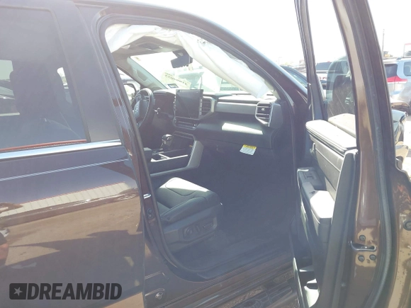 2024 Toyota Tundra Limited z VIN 5TFJA5DB9RX156634, wystawiony jako IAAI lot #41999055 z przebiegiem 29 692 mil mil oraz . Historia ofert i sprzedaży dostępna na DreamBid. Obrazek 5.