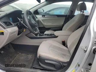 2017 Hyundai Sonata 2.4L z VIN 5NPE24AF2HH466215, wystawiony jako Copart lot #58023875 z przebiegiem 141 636 mil mil oraz Czysty tytuł • Clean title. Historia ofert i sprzedaży dostępna na DreamBid. Obrazek 7.