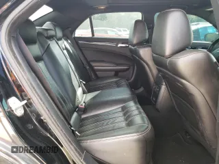 2020 Chrysler 300 S z VIN 2C3CCABTXLH122919, wystawiony jako Copart lot #78414584 z przebiegiem 122 180 mil mil oraz Szkody całkowita. Historia ofert i sprzedaży dostępna na DreamBid. Obrazek 10.