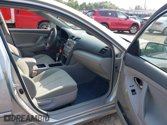 2007 Toyota Camry CE z VIN 4T1BE46K97U522294, wystawiony jako IAAI lot #42484284 z przebiegiem 150 683 mil mil oraz . Historia ofert i sprzedaży dostępna na DreamBid. Obrazek 5.