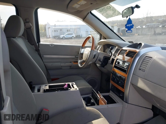 2008 Chrysler Aspen Limited z VIN 1A8HW58N98F157347, wystawiony jako IAAI lot #42073532 z przebiegiem 76 303 mil mil oraz . Historia ofert i sprzedaży dostępna na DreamBid. Obrazek 5.