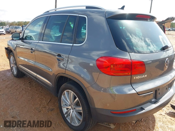 2015 Volkswagen Tiguan SE z VIN WVGBV7AXXFW503955, wystawiony jako IAAI lot #41730076 z przebiegiem 146 446 mil mil oraz . Historia ofert i sprzedaży dostępna na DreamBid. Obrazek 3.