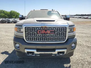 2018 GMC Sierra 2500HD Denali z VIN 1GT12UEY6JF101420, wystawiony jako Copart lot #55831995 z przebiegiem 17 288 mil mil oraz Czysty tytuł • Clean title. Historia ofert i sprzedaży dostępna na DreamBid. Obrazek 5.