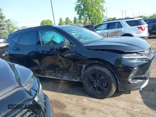 2024 Chevrolet Blazer LT z VIN 3GNKBCR42RS121720, wystawiony jako IAAI lot #42464797 z przebiegiem 34 651 mil mil oraz . Historia ofert i sprzedaży dostępna na DreamBid. Obrazek 13.