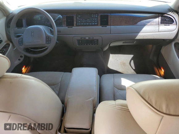 1999 Lincoln Town Car Signature z VIN 1LNHM82W4XY615634, wystawiony jako Copart lot #48886235 z przebiegiem 207 411 mil mil oraz Szkody całkowita. Historia ofert i sprzedaży dostępna na DreamBid. Obrazek 8.