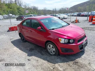 2014 Chevrolet Sonic LS z VIN 1G1JA5SH7E4166817, wystawiony jako IAAI lot #42020234 z przebiegiem 90 001 mil mil oraz . Historia ofert i sprzedaży dostępna na DreamBid. Obrazek 1.