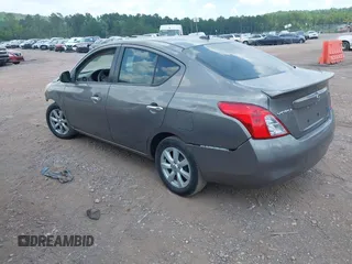 2012 Nissan Versa S z VIN 3N1CN7AP3CL846541, wystawiony jako IAAI lot #42542076 z przebiegiem 140 409 mil mil oraz . Historia ofert i sprzedaży dostępna na DreamBid. Obrazek 3.