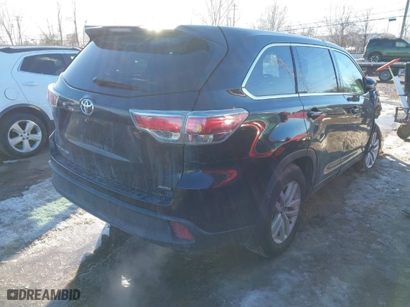 2016 Toyota Highlander LE with VIN 5TDBKRFH2GS236080, listed as a IAAI auction lot 41398580 with 309,094 mi miles. Bid and sale history available at carsss.com. Image 4.