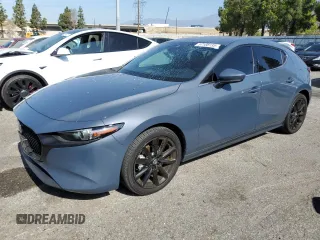 2022 Mazda 3 Premium z VIN JM1BPAML8N1511424, wystawiony jako Copart lot #57108135 z przebiegiem 52 791 mil mil oraz Szkoda całkowita • Salvage title. Historia ofert i sprzedaży dostępna na DreamBid. Obrazek 1.