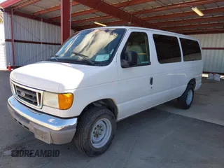 2005 Ford Econoline Passenger XL with VIN 1FBNE31L45HB23735, listed as a IAAI auction lot 41700427 with 241,456 mi miles. Bid and sale history available at carsss.com. Image 2.