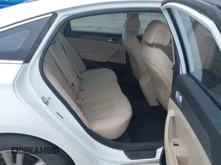 2017 Hyundai Sonata SE z VIN 5NPE24AF7HH556136, wystawiony jako IAAI lot #42134580 z przebiegiem 64 333 mil mil oraz . Historia ofert i sprzedaży dostępna na DreamBid. Obrazek 8.