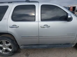 2011 Chevrolet Tahoe LTZ z VIN 1GNSCCE06BR110406, wystawiony jako IAAI lot #41611756 z przebiegiem 162 215 mil mil oraz . Historia ofert i sprzedaży dostępna na DreamBid. Obrazek 13.