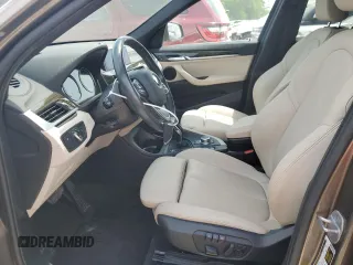 2020 BMW X1 xDrive28i z VIN WBXJG9C09L5R23653, wystawiony jako Copart lot #52771535 z przebiegiem 54 550 mil mil oraz Szkody całkowita. Historia ofert i sprzedaży dostępna na DreamBid. Obrazek 7.