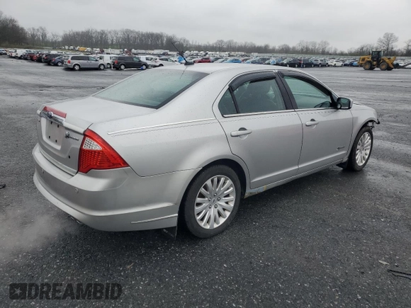 2010 Ford Fusion Hybrid z VIN 3FADP0L30AR122805, wystawiony jako Copart lot #52276255 z przebiegiem 146 073 mil mil oraz Szkoda całkowita • Salvage title. Historia ofert i sprzedaży dostępna na DreamBid. Obrazek 3.