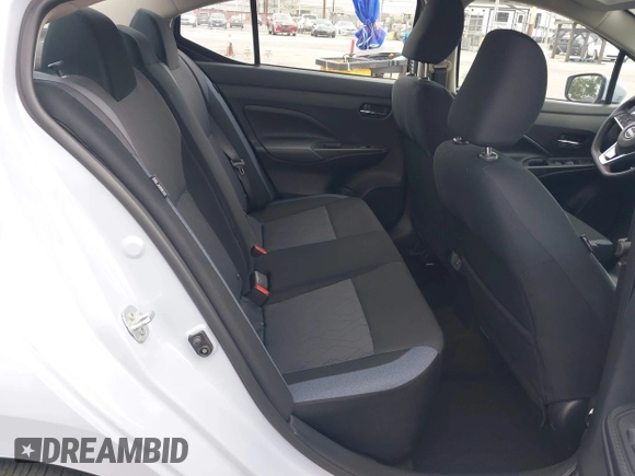 2024 Nissan Versa SV z VIN 3N1CN8EV8RL883656, wystawiony jako IAAI lot #42189707 z przebiegiem 18 509 mil mil oraz . Historia ofert i sprzedaży dostępna na DreamBid. Obrazek 8.