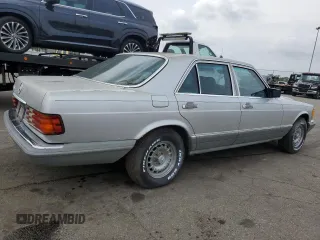 1985 Mercedes-Benz 380 z VIN WDBCA32C1FA105232, wystawiony jako Copart lot #55124875 z przebiegiem 150 676 mil mil oraz Czysty tytuł • Clean title. Historia ofert i sprzedaży dostępna na DreamBid. Obrazek 3.