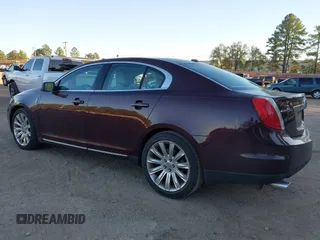 2011 Lincoln MKS z VIN 1LNHL9DRXBG606788, wystawiony jako IAAI lot #40963426 z przebiegiem 127 108 mil mil oraz . Historia ofert i sprzedaży dostępna na DreamBid. Obrazek 3.