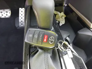2025 Toyota Camry LE z VIN 4T1DAACK9SU111395, wystawiony jako IAAI lot #41782794 z przebiegiem 249 mil mil oraz . Historia ofert i sprzedaży dostępna na DreamBid. Obrazek 11.