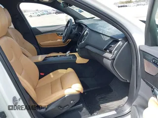 2024 Volvo XC90 Ultimate Bright Theme z VIN YV4062PF5R1157354, wystawiony jako IAAI lot #42085274 z przebiegiem 19 985 mil mil oraz . Historia ofert i sprzedaży dostępna na DreamBid. Obrazek 5.