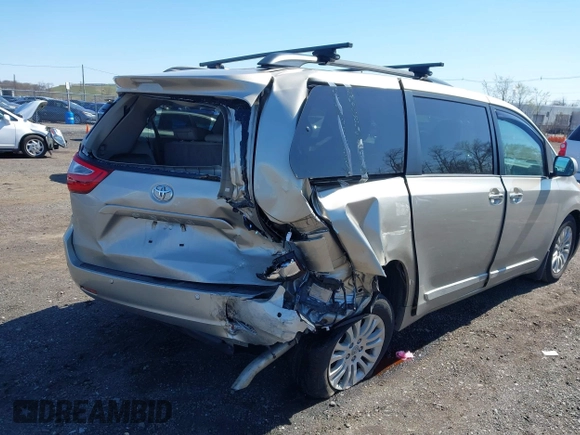 2017 Toyota Sienna XLE Auto Access Seat with VIN 5TDYZ3DC4HS862189, listed as a IAAI auction lot 41989366 with 58,879 mi miles. Bid and sale history available at carsss.com. Image 6.