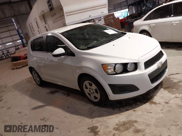 2013 Chevrolet Sonic LS z VIN 1G1JA6SH6D4189641, wystawiony jako IAAI lot #41656015 z przebiegiem 197 027 mil mil oraz . Historia ofert i sprzedaży dostępna na DreamBid. Obrazek 1.