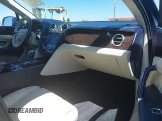 2019 Bentley Bentayga V8 z VIN SJAAM2ZVXKC026160, wystawiony jako IAAI lot #42131132 z przebiegiem 38 512 mil mil oraz . Historia ofert i sprzedaży dostępna na DreamBid. Obrazek 5.