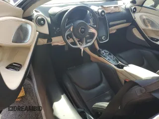 2023 McLaren GT z VIN SBM22GCAXPW002692, wystawiony jako Copart lot #41496504 z przebiegiem Nie podano mil oraz . Historia ofert i sprzedaży dostępna na DreamBid. Obrazek 8.
