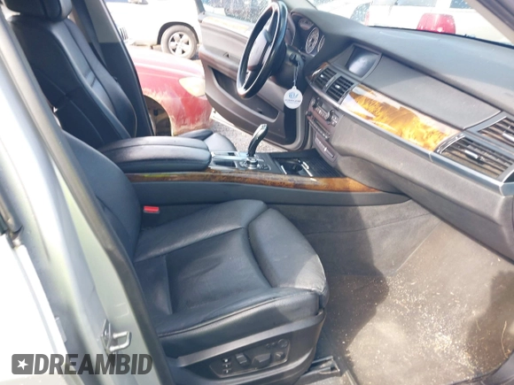 2012 BMW X5 35i z VIN 5UXZV4C56CL749457, wystawiony jako IAAI lot #42250854 z przebiegiem 153 968 mil mil oraz . Historia ofert i sprzedaży dostępna na DreamBid. Obrazek 5.