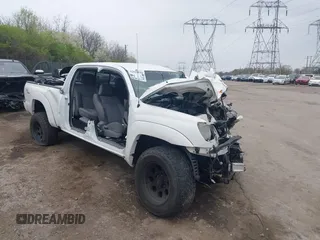 2013 Toyota Tacoma z VIN 5TFMU4FN9DX019465, wystawiony jako IAAI lot #42010194 z przebiegiem 115 812 mil mil oraz . Historia ofert i sprzedaży dostępna na DreamBid. Obrazek 19.
