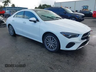 2025 Mercedes-Benz CLA 250 z VIN W1K5J4GBXSN516282, wystawiony jako IAAI lot #41092559 z przebiegiem 7917 mil mil oraz . Historia ofert i sprzedaży dostępna na DreamBid. Obrazek 1.
