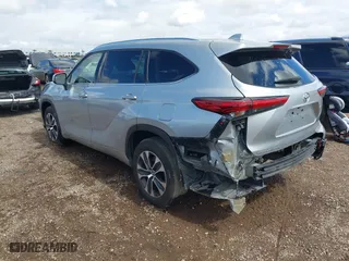 2020 Toyota Highlander XLE with VIN 5TDGZRAH5LS502260, listed as a IAAI auction lot 41743209 with 105,108 mi miles. Bid and sale history available at carsss.com. Image 3.