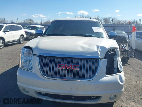 2014 GMC Yukon SLT with VIN 1GKS1CE01ER179379, listed as a IAAI auction lot 41717271 with 136,999 mi miles. Bid and sale history available at carsss.com. Image 12.