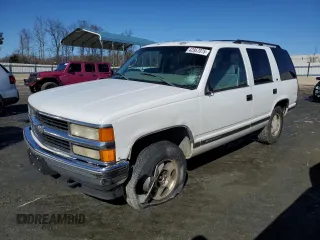 1998 Chevrolet Tahoe z VIN 1GNEK13R8WJ372101, wystawiony jako Copart lot #42957075 z przebiegiem 174 853 mil mil oraz Szkoda całkowita • Salvage title. Historia ofert i sprzedaży dostępna na DreamBid. Obrazek 1.