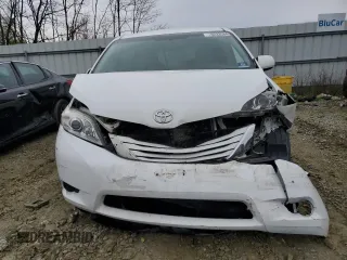 2017 Toyota Sienna LE Auto Access Seat with VIN 5TDKZ3DCXHS847007, listed as a Copart auction lot 52335845 with Not Provided miles and Salvage Title. Bid and sale history available at DreamBid. Image 5.