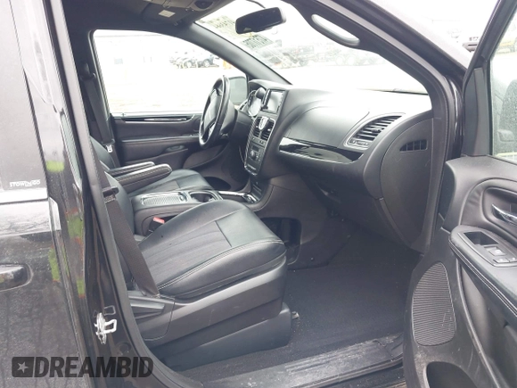 2014 Chrysler Town & Country S with VIN 2C4RC1HG2ER132454, listed as a IAAI auction lot 41743664 with 142,339 mi miles. Bid and sale history available at carsss.com. Image 5.