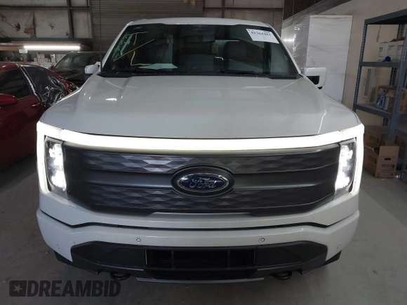 2023 Ford F-150 Lightning Pro z VIN 1FT6W1EV5PWG51022, wystawiony jako IAAI lot #41364481 z przebiegiem 10 989 mil mil oraz . Historia ofert i sprzedaży dostępna na DreamBid. Obrazek 12.