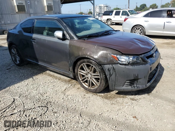 2012 Scion tC z VIN JTKJF5C70C3034928, wystawiony jako Copart lot #61272465 z przebiegiem 183 054 mil mil oraz Szkoda całkowita • Salvage title. Historia ofert i sprzedaży dostępna na DreamBid. Obrazek 4.