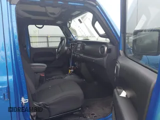 2023 Jeep Gladiator Sport S z VIN 1C6HJTAG6PL579136, wystawiony jako IAAI lot #41946641 z przebiegiem 14 856 mil mil oraz . Historia ofert i sprzedaży dostępna na DreamBid. Obrazek 5.