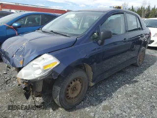 2009 Nissan Versa 1.6 z VIN 3N1CC11EX9L435812, wystawiony jako Copart lot #52383095 z przebiegiem Nie podano mil oraz Szkoda całkowita • Salvage title. Historia ofert i sprzedaży dostępna na DreamBid. Obrazek 1.