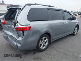 2015 Toyota Sienna LE AAS z VIN 5TDKK3DC3FS552378, wystawiony jako IAAI lot #42451782 z przebiegiem 257 916 mil mil oraz . Historia ofert i sprzedaży dostępna na DreamBid. Obrazek 4.