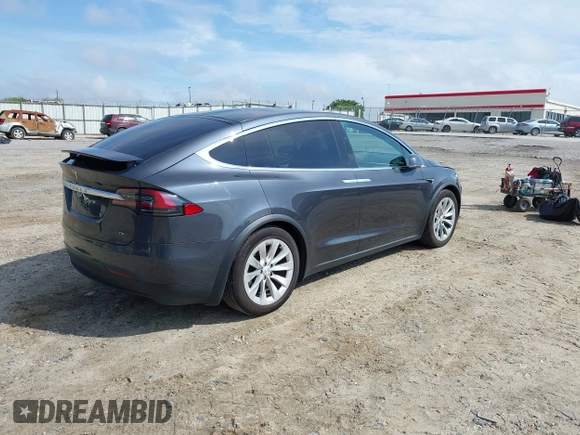 2017 Tesla Model X 90D z VIN 5YJXCBE20HF070235, wystawiony jako IAAI lot #42099344 z przebiegiem 57 686 mil mil oraz . Historia ofert i sprzedaży dostępna na DreamBid. Obrazek 4.