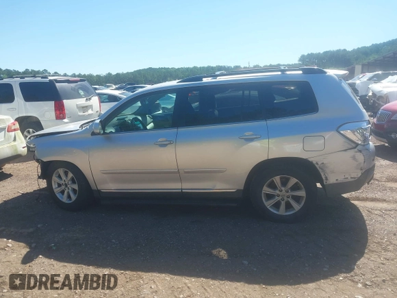 2011 Toyota Highlander z VIN 5TDBK3EHXBS050777, wystawiony jako IAAI lot #42305251 z przebiegiem Nie podano mil oraz . Historia ofert i sprzedaży dostępna na DreamBid. Obrazek 14.