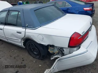 1999 Mercury Grand Marquis GS z VIN 2MEFM74W9XX622371, wystawiony jako IAAI lot #41721054 z przebiegiem 131 724 mil mil oraz . Historia ofert i sprzedaży dostępna na DreamBid. Obrazek 6.