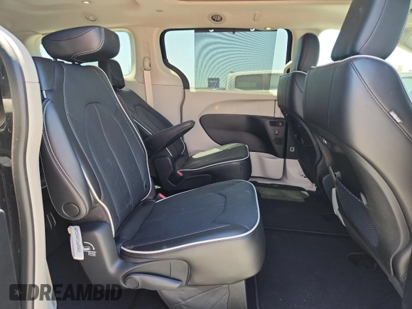 2023 Chrysler Pacifica Limited with VIN 2C4RC3GG8PR604835, listed as a Copart auction lot 57661325 with 33,232 mi miles and Salvage title. Bid and sale history available at DreamBid. Image 11.