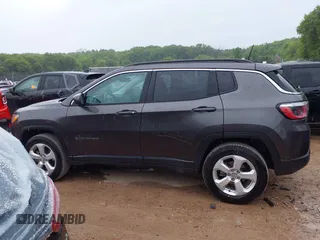 2018 Jeep Compass Latitude z VIN 3C4NJDBB0JT185244, wystawiony jako IAAI lot #42341860 z przebiegiem 64 533 mil mil oraz . Historia ofert i sprzedaży dostępna na DreamBid. Obrazek 14.